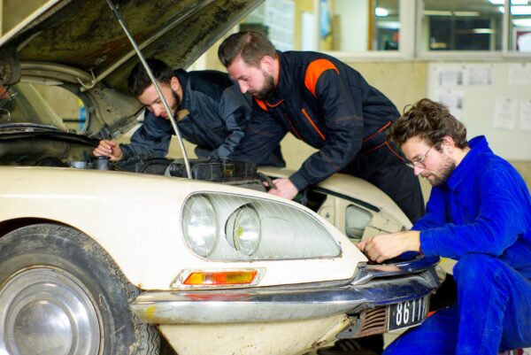 Stagiaires pendant la formation mécanique automobile vers Paris