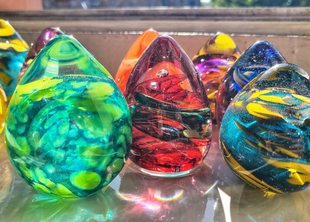 Décorations de Cyril John au cours de l'atelier de soufflage de verre avec un souffleur vers Paris en Ile-de-France
