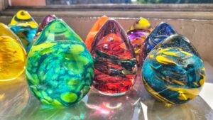 Décorations de Cyril John au cours de l'atelier de soufflage de verre avec un souffleur vers Paris en Ile-de-France