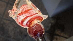 Poissons en cours pendant l'atelier de soufflage de verre avec un souffleur vers Paris en Ile-de-France