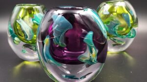Pots de Cyril John au cours de l'atelier de soufflage de verre avec un souffleur vers Paris en Ile-de-France