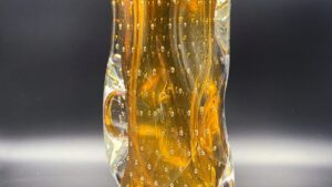 Vase de Cyril John au cours de l'atelier de soufflage de verre avec un souffleur vers Paris en Ile-de-France