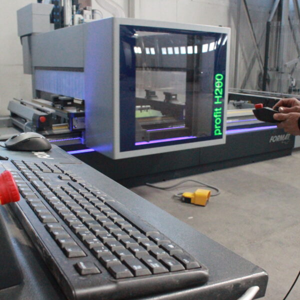 Apprentissage sur machine pendant la formation ébéniste en ébénisterie à Montpellier