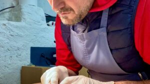 Formateur pendant la formation vitrailliste en Hautte-Garonne