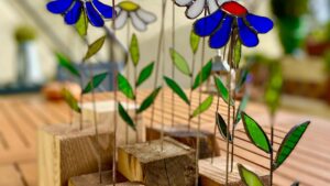 Objets décoratifs en vitrail pendant la formation vitrailliste en Haute-Garonne