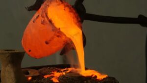 Bronze en fusion au cours du stage ou la formation fonderie d'art dans l'atelier d'un fondeur