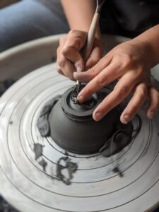 Formation céramique : artisan réalisant son œuvre