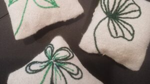 Coussin brodé atelier sur la broderie haute couture (au point de Beauvais)