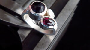 Bague pendant la formation bijouterie sertissage avec un bijoutier vers Lourdes proche de Tarbes dans le Pyrénées