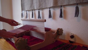 Petit métier à tisser pendant le stage d’initiation au tissage manuel