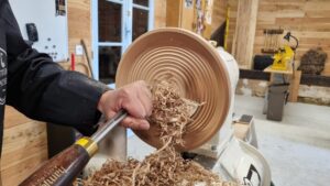 Geste technique pendant le formation tourneur sur bois entre Toulouse et Auch