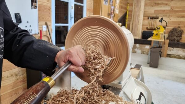 Geste technique pendant le formation tourneur sur bois entre Toulouse et Auch