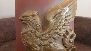 Création d'une boîte Griffon fait par Aude à Aix-en-Provence au cours du stage tournage céramique et poterie