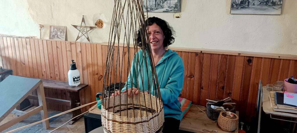 Audrey, artisan vannier à Fayl Billot