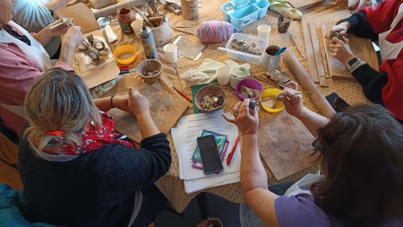 Formation art thérapie pour apprendre à utiliser l'art comme outil thérapeutique.
