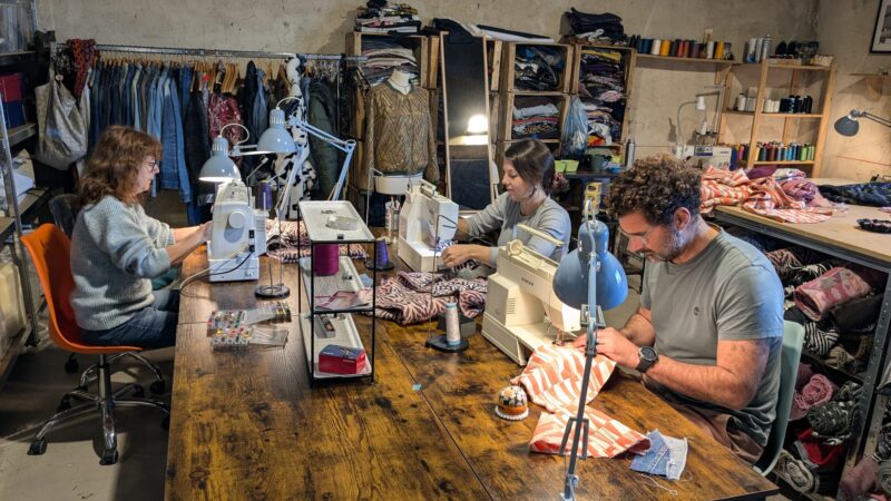 Une future couturière apprend à assembler un vêtement flou lors d’une formation professionnelle en couture