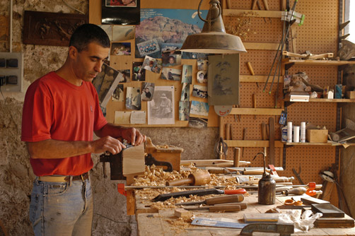 Formation ébéniste pour apprendre l’art de l’ébénisterie à fabriquer des meubles en bois.
