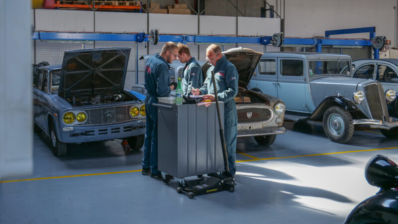 Formation mécanique automobile chez un mécanicien pour apprendre à réparer des véhicules.