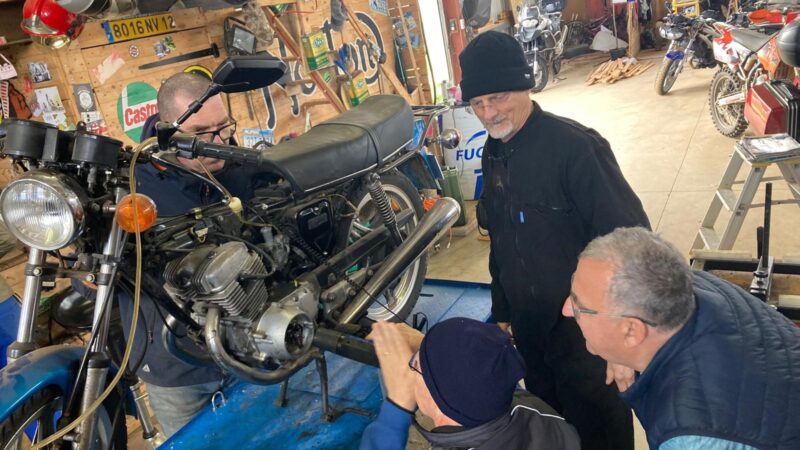 Formation mécanique moto chez un mécanicien pour apprendre à réparer des motos et des véhicules à deux roues.
