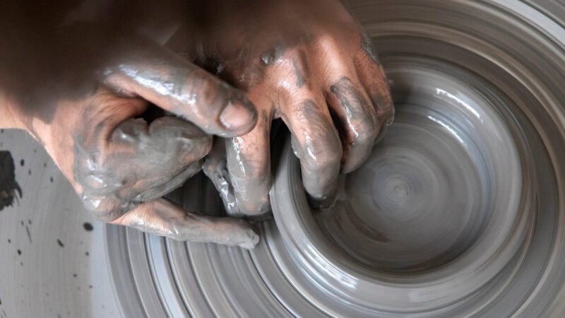 Formation poterie chez un potier pour apprendre à travailler l'argile et créer des pièces.