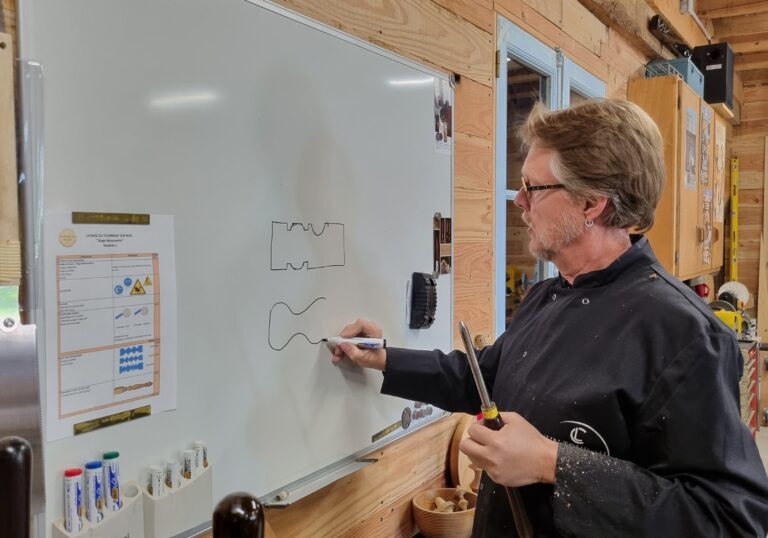 Formation professionnelle dans des ateliers artisanaux pour apprendre des métiers manuels avec des artisans.