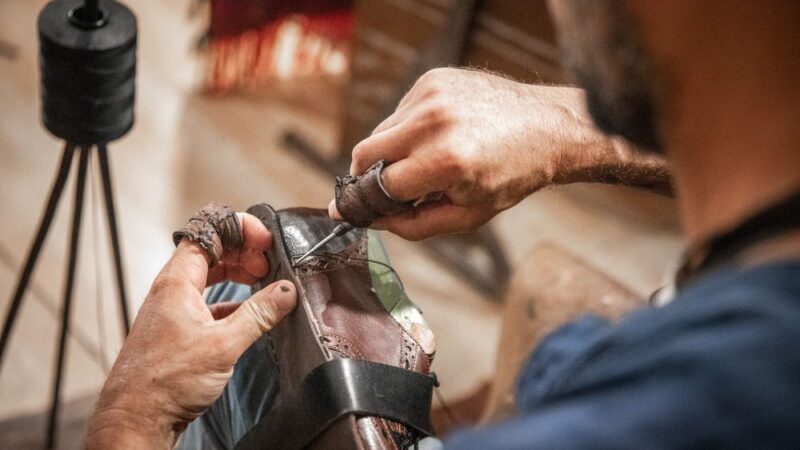 Stage bottier pour apprendre la fabrication artisanale de chaussures en cuir en atelier.