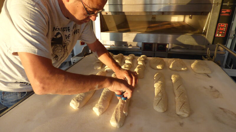 Stage boulangerie pour apprendre à faire du pain artisanal chez un boulanger.