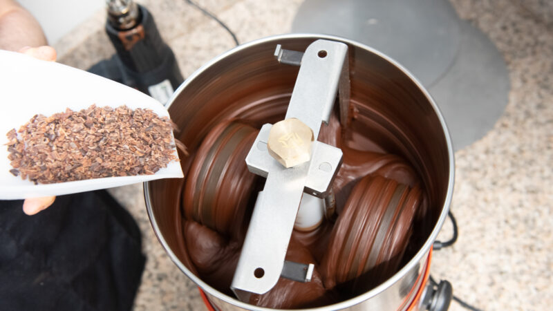 Stage chocolaterie pour apprendre à fabriquer du chocolat artisanal dans un atelier de chocolatier.
