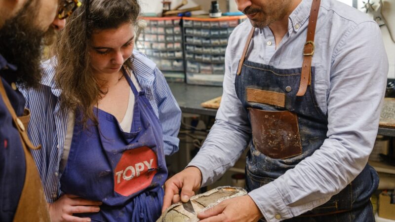 Stage cordonnerie dans un atelier cordonnier pour apprendre la réparation et création de chaussures en cuir.