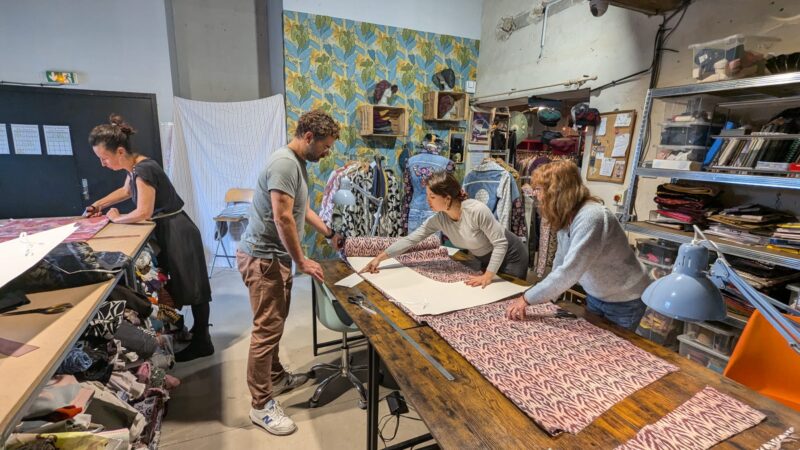 Stage couture pour apprendre à coudre et créer des vêtements dans un atelier de couturier.