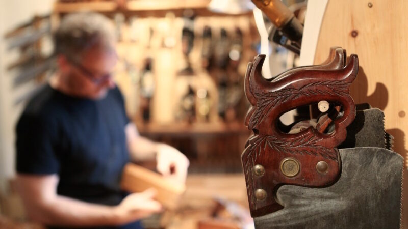 Stage ébéniste pour apprendre à fabriquer et restaurer du mobilier en bois en atelier d’ébénisterie.