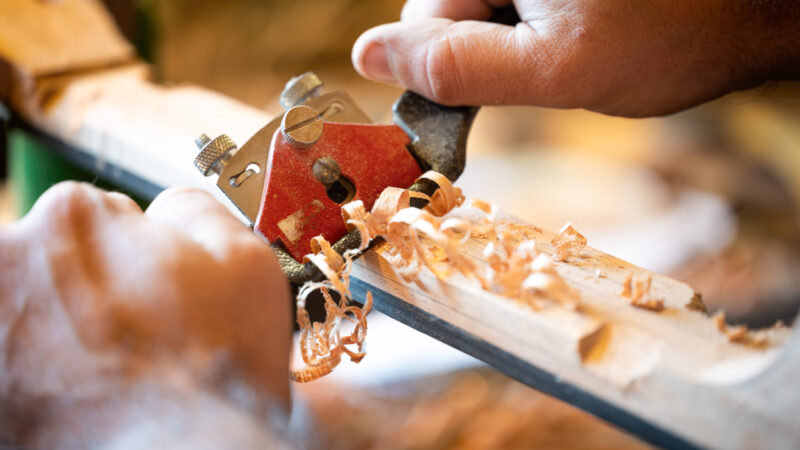 Stage lutherie pour découvrir la fabrication et la réparation d’instruments dans l’atelier d’un luthier.