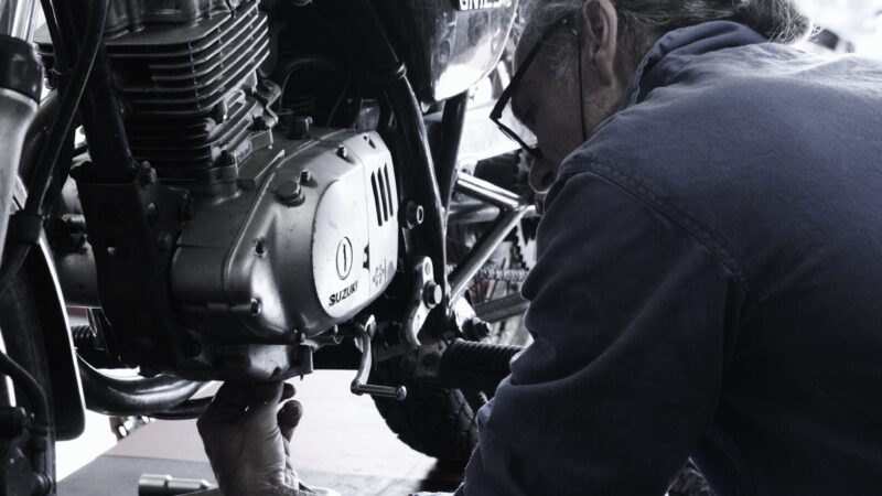 Stage mécanique moto dans l’atelier d’un mécanicien pour apprendre l’entretien et le diagnostic des motos.