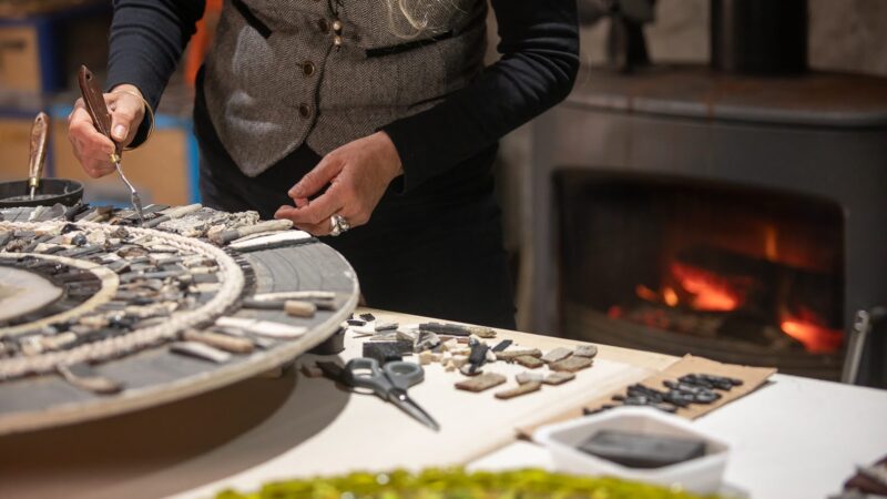 Stage mosaïque dans l’atelier d’un mosaïste pour apprendre à assembler des tesselles colorées.