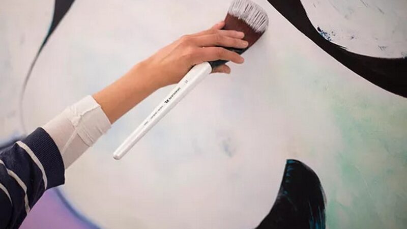Stage peinture dans l’atelier d’un artiste peintre pour découvrir les techniques de peinture artistique.