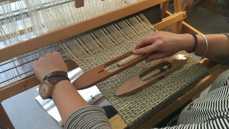 Stage tissage dans l’atelier d’un tisserand pour découvrir l’art du tissage artisanal.