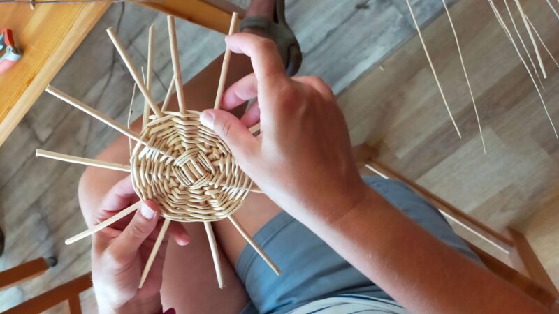 Stage vannerie pour s’initier au tressage et à la fabrication de paniers en osier dans l’atelier d’un vannier.