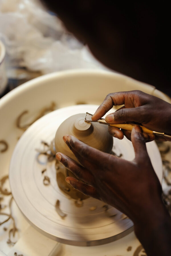 Tournage en céramique pendant la formation poterie ou les cours avec une céramiste à Lille dans le Nord, Hauts-de-France