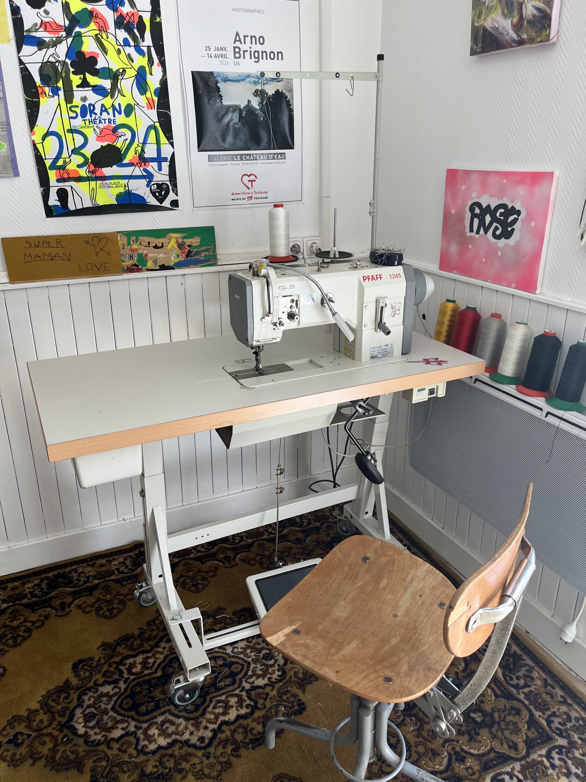 machine-coudre-atelier-aurelie Machine à coudre dans l'atelier d'Aurélie proche de Toulouse