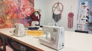 Machines à coudre au cours de la Formation Couture - Confection d'un vêtement proche de Bordeaux : les essentiels
