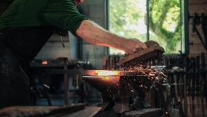 Travail stage forge et ferronnerie d'art dans le Tarn