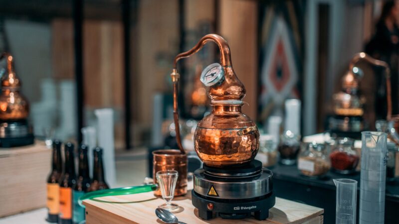 Stage de distillateur et atelier de distillation