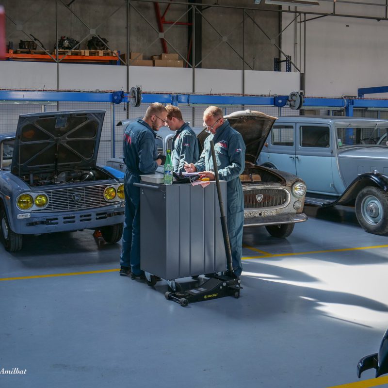 Stagiaires en plein apprentissage pendant la formation mécanique automobile vers Paris