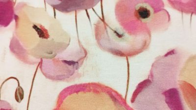 Col de tee-shirt fait pendant l'atelier de couture avec une surjeteuse en Gironde (33)