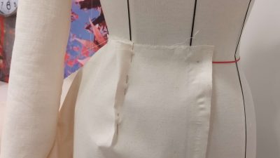 Stage de couture vers Bordeaux : technique de moulage sur mannequin, la jupe de base
