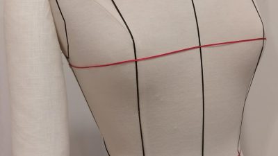 Mannequin pour moulage pendant le stage de couture vers Bordeaux