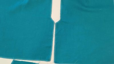Tissus coupés pendant le stage de couture de robe dans le Médoc