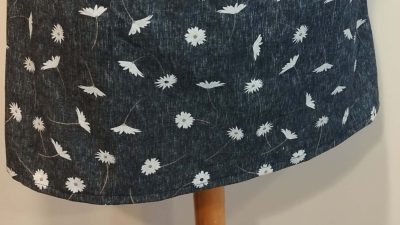 Moulage de jupe sur mannequin pendant le stage couture vers Bordeaux
