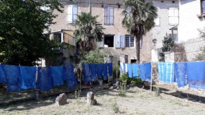 Séchage des créations pendant au cours du stage de teinture indigo