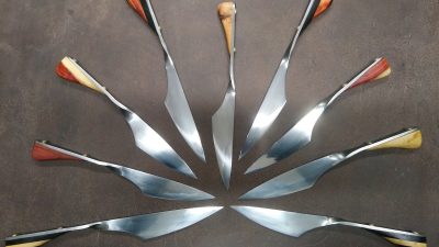 Quelques couteaux traditionnels effectués pendant le stage de coutelier dans une coutellerie